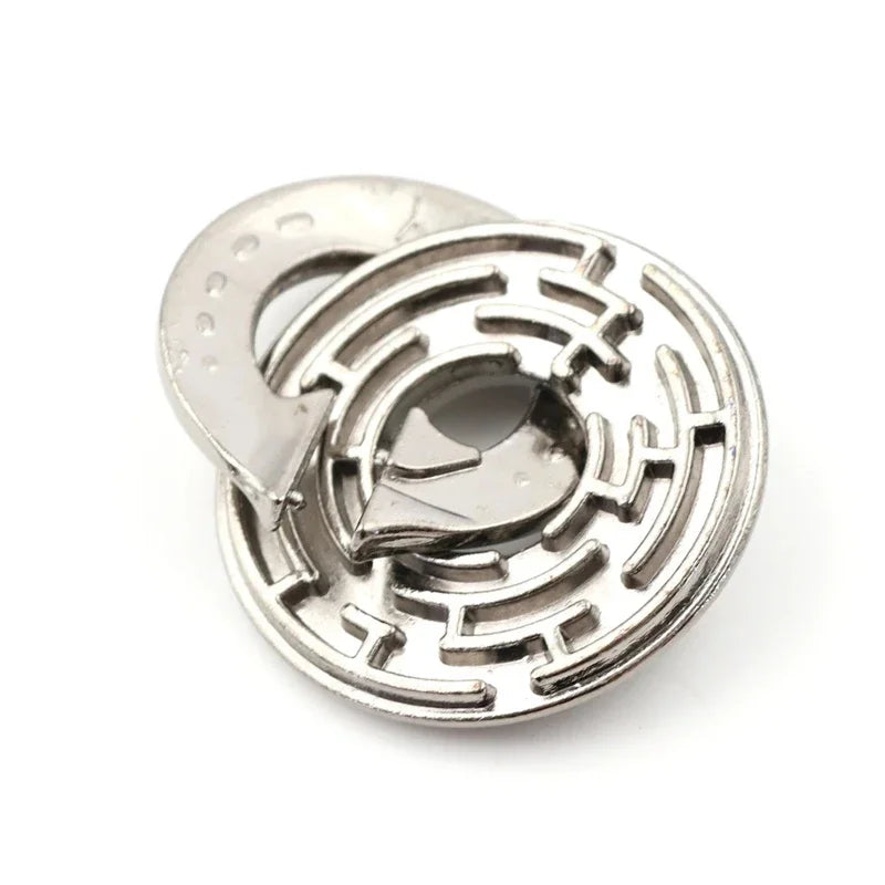 Rustic metal brain teaser featuring two horseshoes linked by a chain, with a central ring to detach in a vintage design.